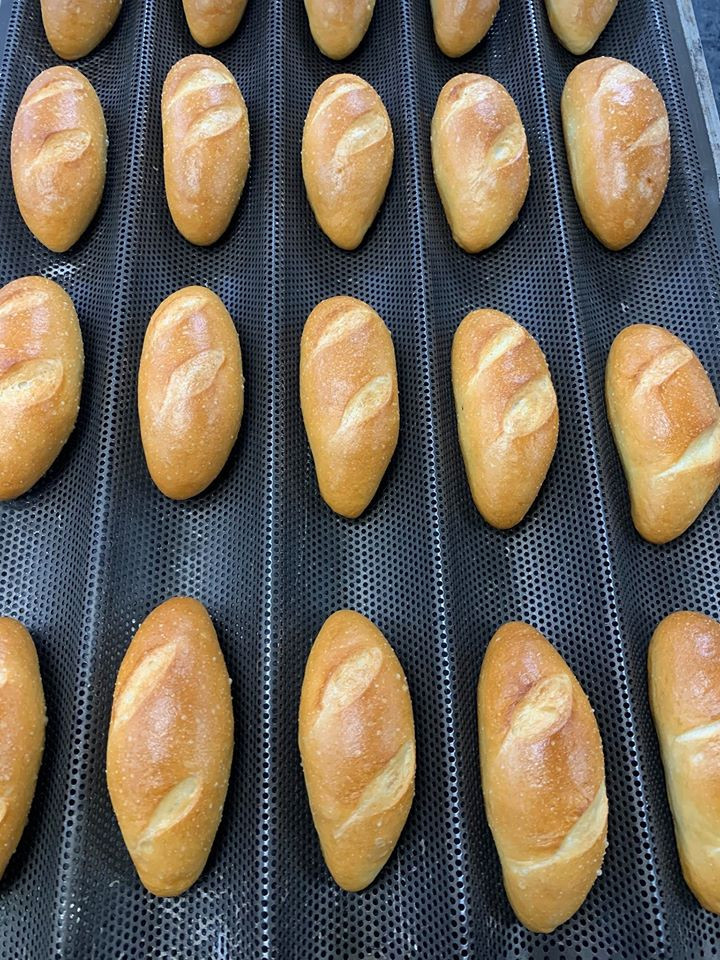 Chị Thúy (một người bán hàng online ở quận 2, TP HCM) cho biết, vì kích thước đặc biệt nên ngay sau xuất hiện, bánh mì mini thu hút được rất đông người tiêu dùng.