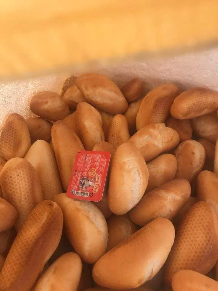 Một điểm cộng nữa là khi ăn, người thưởng thức có thể cầm cả chiếc bánh để chấm sữa mà không cần phải xé nhỏ, rơi nhiều vụn vào quần áo.