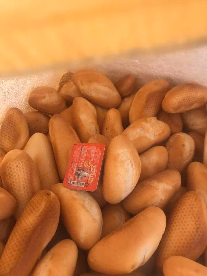 Một điểm cộng nữa là khi ăn, người thưởng thức có thể cầm cả chiếc bánh để chấm sữa mà không cần phải xé nhỏ, rơi nhiều vụn vào quần áo.