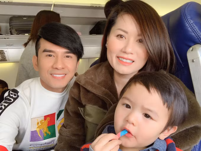 Ngay khi bé Thiên Từ chào đời, bà xã Đan Trường đã gây xôn xao khi chi tới 150 triệu đồng/tháng để thuê vú em.