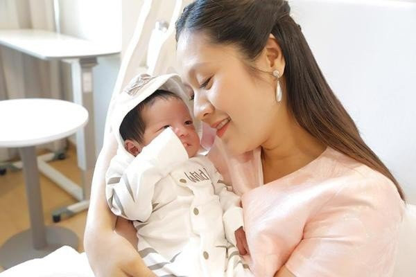 Sau khi sinh con trai thứ 2, diễn viên Thanh Thúy cần phải có sự hỗ trợ của người giúp việc. Lúc đó gia đình cô thuê tới 3 người.