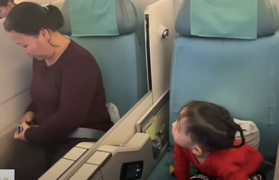 Trong chuyến du lịch gần nhất, vú Khương được mẹ Ốc tài trợ ngồi hẳn ghế máy bay hạng C (hạng thương gia). Nguồn ảnh: Internet Video: Bí quyết làm đẹp của sao Việt. Nguồn: VTC14.