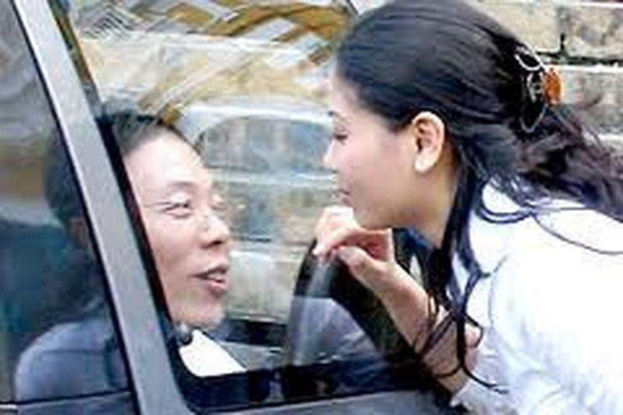 Kết thúc bản án, ông Thiều bị tuyên phải nộp phạt gần 130 tỷ đồng cùng với án tù giam 20 năm. Khi ấy, rất nhiều người đã nhìn thấy nước mắt của Hà Kiều Anh tại tòa. Ảnh: Khám phá