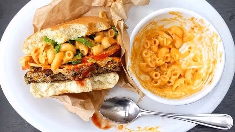 Ngoài ra, thực đơn cửa hàng thức ăn nhanh thường "giấu" đi ký hiệu tiền tệ, sử dụng những con số rút gọn như "9.79" hay "9.87" để người dùng cảm thấy như sản phẩm kia chỉ có 9 USD, nhưng trên thực tế là gần 10 USD.