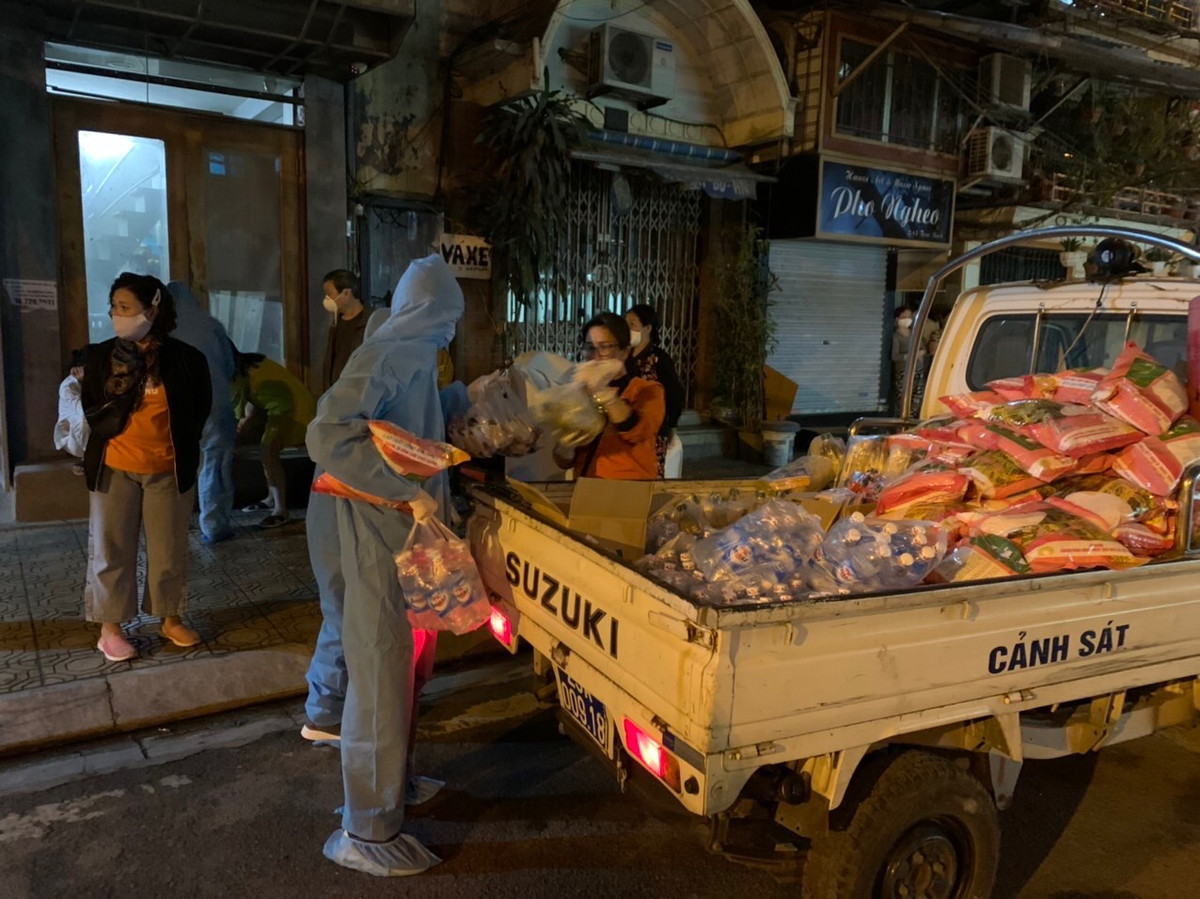 Nguoi dan pho Truc Bach yen tam cach ly, phong dich-Hinh-5