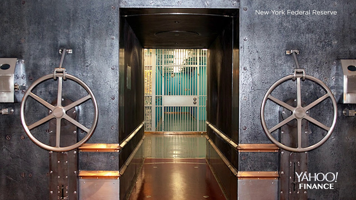 Lối duy nhất vào hầm là đoạn đường hình trụ bằng thép dài 7m, cửa nặng 90 tấn, được bọc trong 140 tấn bê tông và thép mà không một loại bom nào có thế phá được. Ảnh: Yahoo.