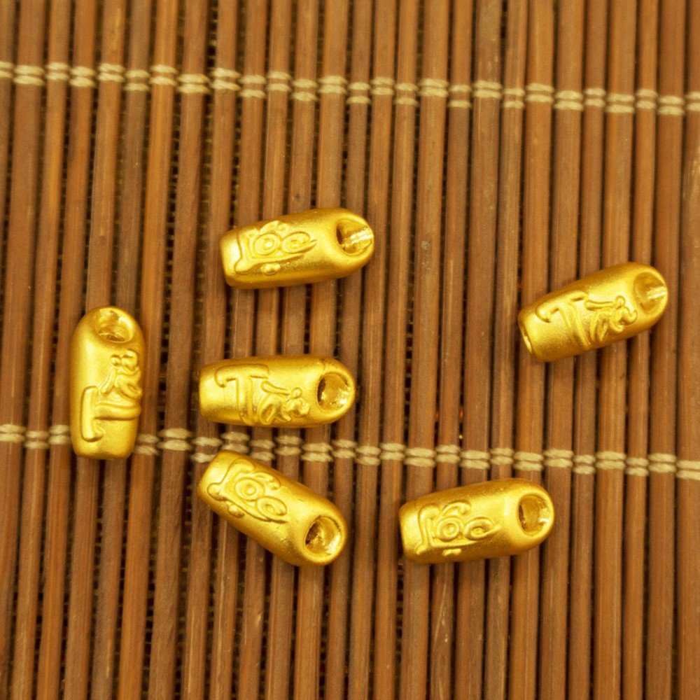 Theo một số người bán, gạo vàng thần tài được xem là một vật phẩm may mắn. Ảnh: Anccara.