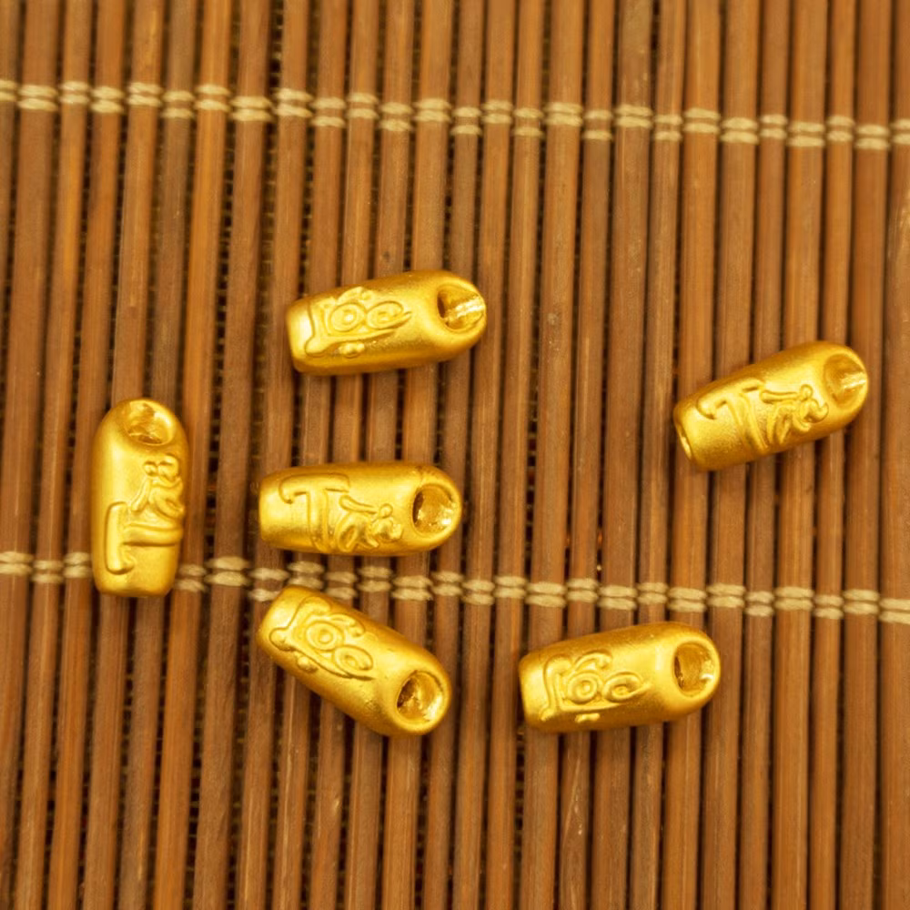 Theo một số người bán, gạo vàng thần tài được xem là một vật phẩm may mắn. Ảnh: Anccara.