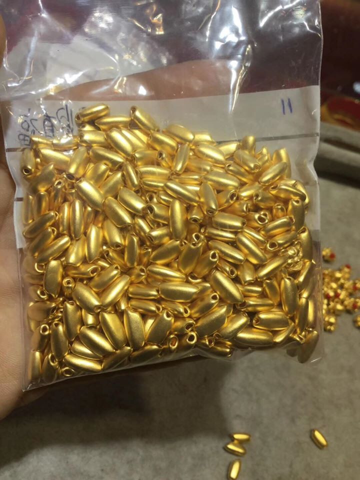 Có ngày chị Lan bán được cả vài trăm hạt gạo vàng 24k dịp Tết Nguyên đán vừa qua. Ảnh: Facebook.