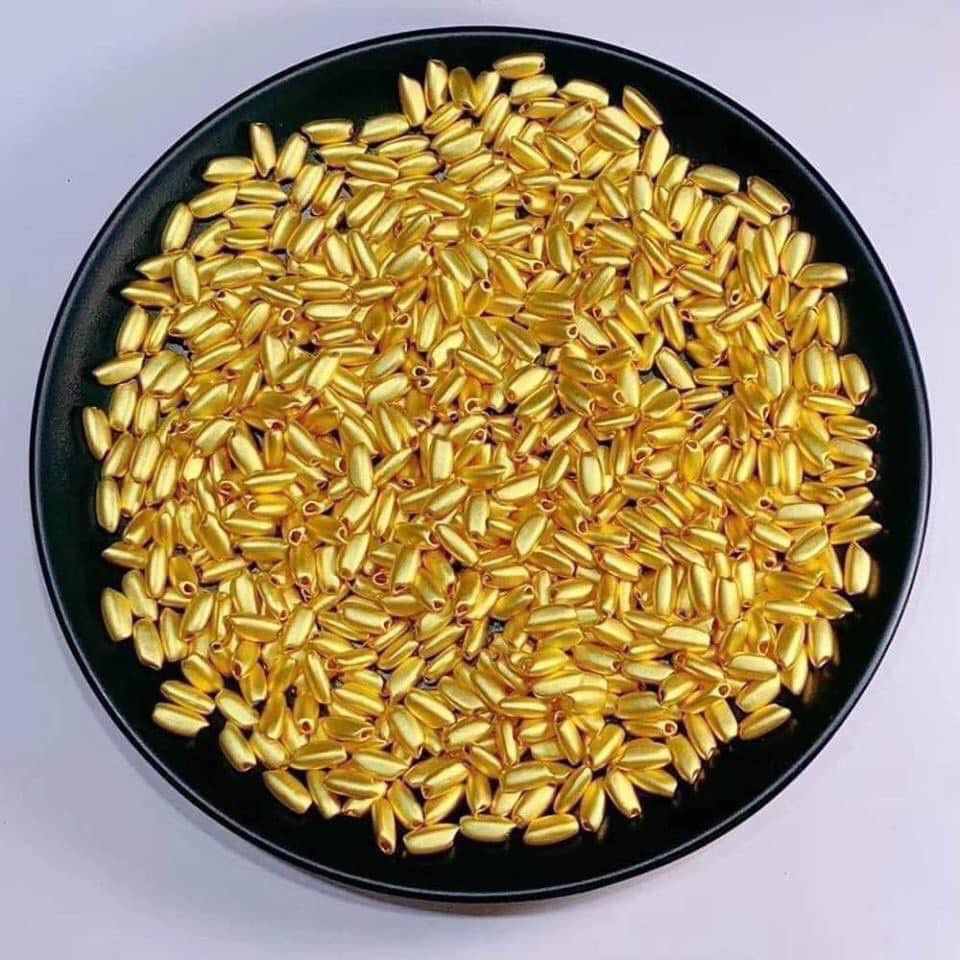 Tuy nhiên, cũng có khách mua vài chục hạt gạo vàng về bỏ vào hũ để cầu mong một năm no đủ, sung túc, giàu sang. Ảnh: Facebook.