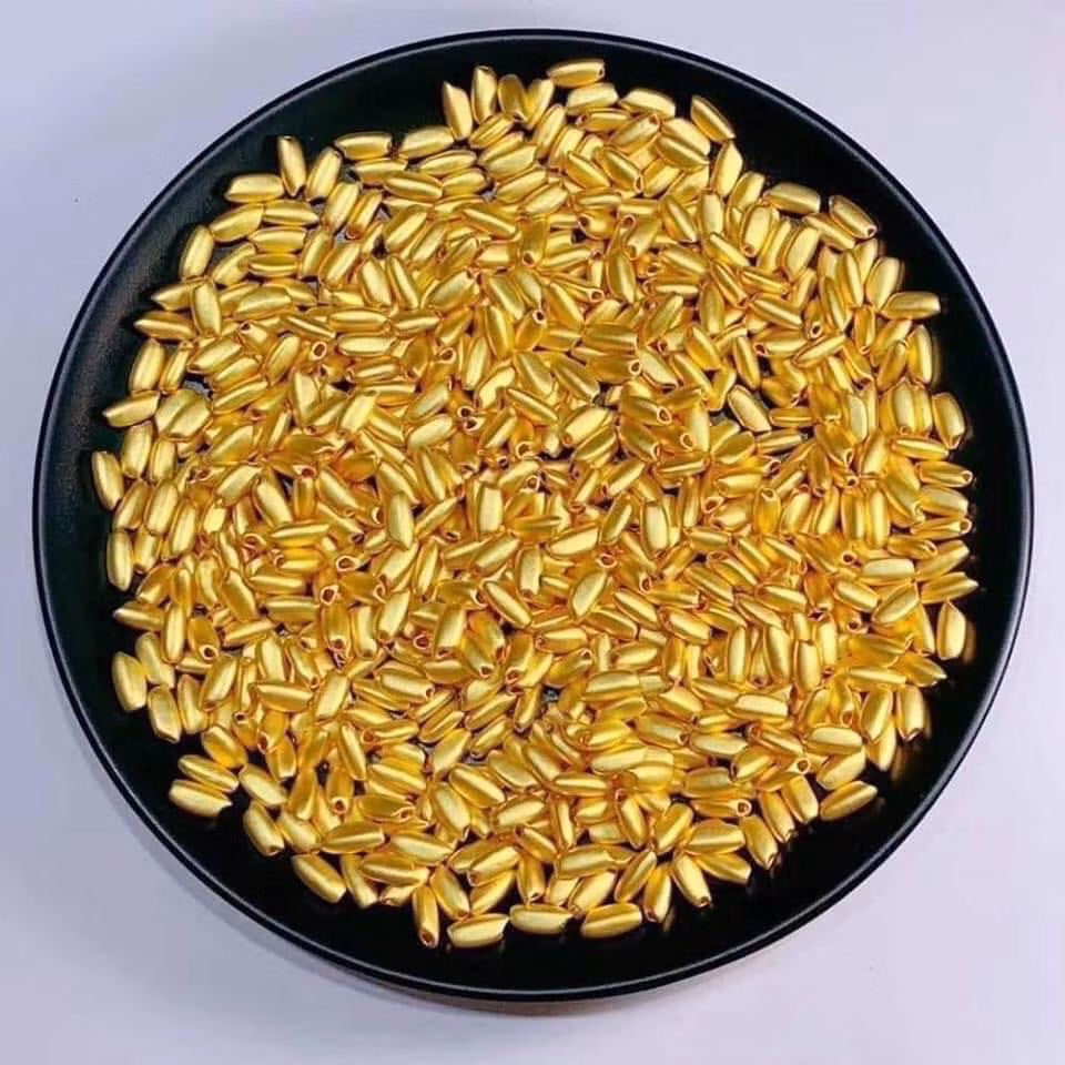 Tuy nhiên, cũng có khách mua vài chục hạt gạo vàng về bỏ vào hũ để cầu mong một năm no đủ, sung túc, giàu sang. Ảnh: Facebook.