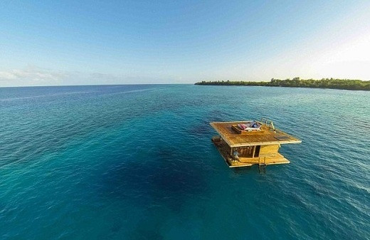 Bên cạnh phần nhà gỗ nổi lên trên mặt biển ở đảo Pemba (Tanzania), nó còn bao gồm một phần kiến trúc dưới mặt nước, cho phép du khách tha hồ ngắm vẻ đẹp kì diệu của đại dương.