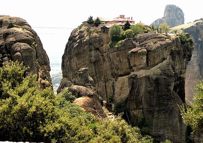 Nằm chênh vênh trên những ngọn đồi đá của Meteora, tu viện Holy Trinity, (Hy Lạp) cho bạn thỏa sức phóng tầm nhìn ra toàn thị trấn Kalambaka. Tuy nhiên, để lên được trên đó, bạn phải vượt qua 140 bậc thang nằm ở độ cao khoảng 400 m.