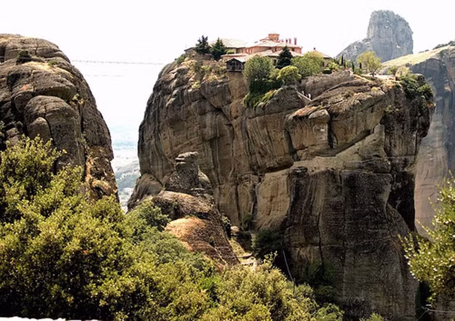 Nằm chênh vênh trên những ngọn đồi đá của Meteora, tu viện Holy Trinity, (Hy Lạp) cho bạn thỏa sức phóng tầm nhìn ra toàn thị trấn Kalambaka. Tuy nhiên, để lên được trên đó, bạn phải vượt qua 140 bậc thang nằm ở độ cao khoảng 400 m.