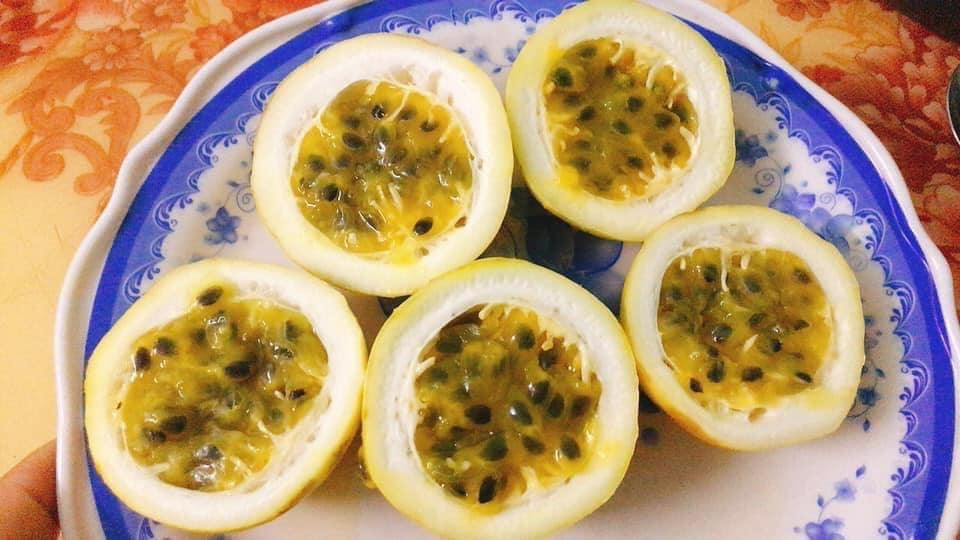 Trong khi đó, một số tiểu thương tiết lộ, chanh leo vàng đang gây sốt trên thị trường, nên mỗi ngày nhập gần 1 tạ về là hết veo.