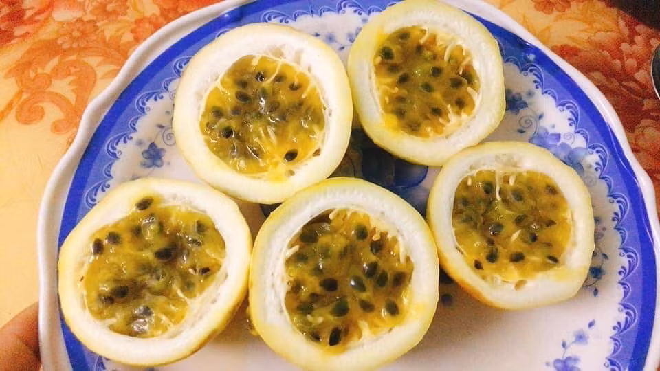 Trong khi đó, một số tiểu thương tiết lộ, chanh leo vàng đang gây sốt trên thị trường, nên mỗi ngày nhập gần 1 tạ về là hết veo.