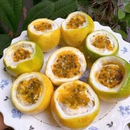 Chị Hà (Cầu Giấy, Hà Nội) cho biết, chanh leo ngọt Sơn La có từ năm ngoái. Nhà chị thường xuyên mua loại chanh này vì ăn ngọt hơn nhiều so với chanh vỏ tím, lại thơm vị ổi.