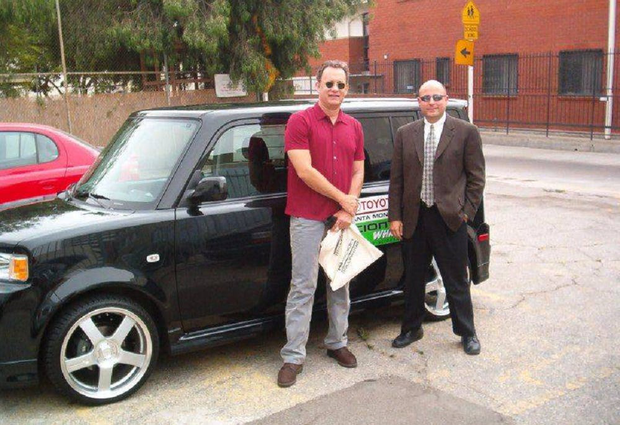 Tom Hanks lái một chiếc xe Scion xB giá 15.000 USD (340 triệu đồng). Tuy nhiên, nam tài tử đã điều chỉnh động cơ của chiếc xe này thành động cơ điện. Chi phí làm điều đó ngốn của ông khoảng 55.000 USD (1,2 tỷ đồng). Ảnh: Variety.