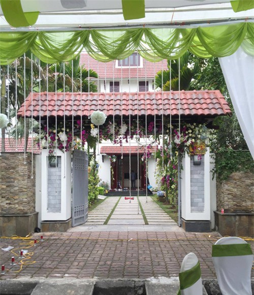 Á hậu Hoàn vũ Việt Nam 2015 Trà My kết hôn cùng doanh nhân Lê Hoàn ở Hải Dương. Ngoài sở hữu một căn hộ cao cấp thì gia đình nhà chồng người đẹp còn có một biệt thự sân vườn có bể bơi vô cùng rộng rãi, sang trọng.