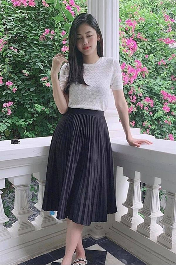 Ban công trên lầu có giàn hoa giấy rực rỡ.