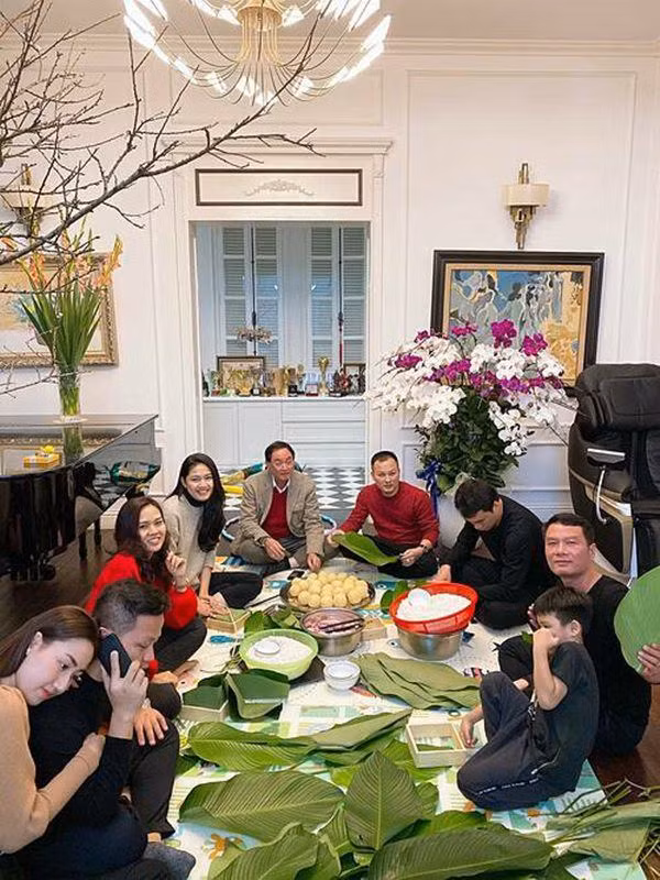 Tầng trệt là phòng khách rộng rãi, đủ diện tích cho gia đình hội họp, thậm chí cùng gói bánh chưng dịp Tết.