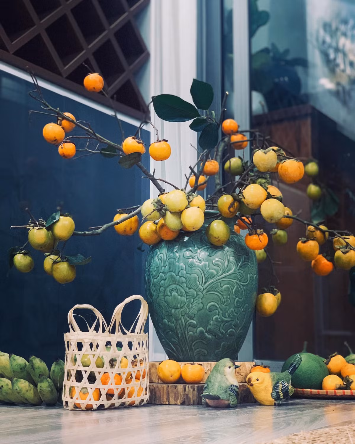 Nhờ có cành hồng mà mâm cỗ trung thu năm nay của các con độc đáo hơn. Cành hồng được dâng lễ, thắp hương vừa đẹp, quả tươi, lại không bị héo như hồng rời.