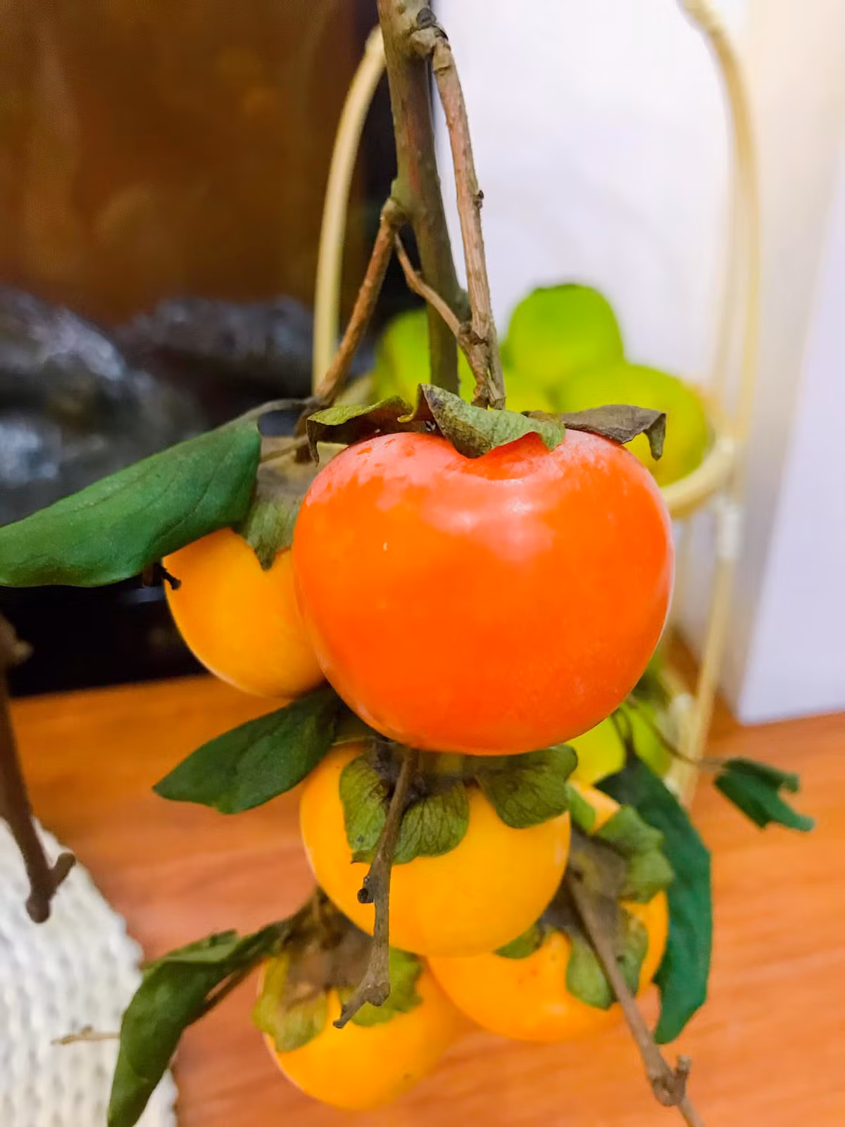 Tương tự, cô Nhiên (Hà Đông, Hà Nội) cũng tỏ ra vô cùng thích thú với những cành hồng cắm bình vừa mua được. Theo cô Nhiên, năm nay do dịch bệnh không đi du lịch được nên cô mua về cắm, phần vì đẹp, phần vì thích ngắm quả chín dần trên cành, và được thưởng thức ngay tại nhà.