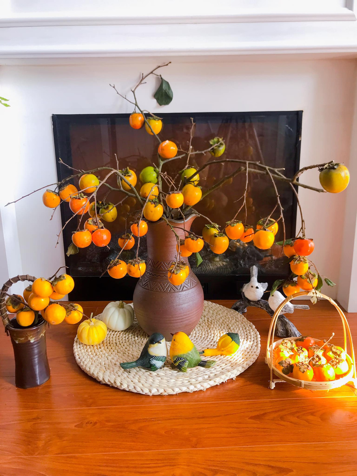 Chị Thúy còn không quên đặt trước người bán mùa sau nếu có cành hồng cắm bình sẽ phải để phần cho chị.