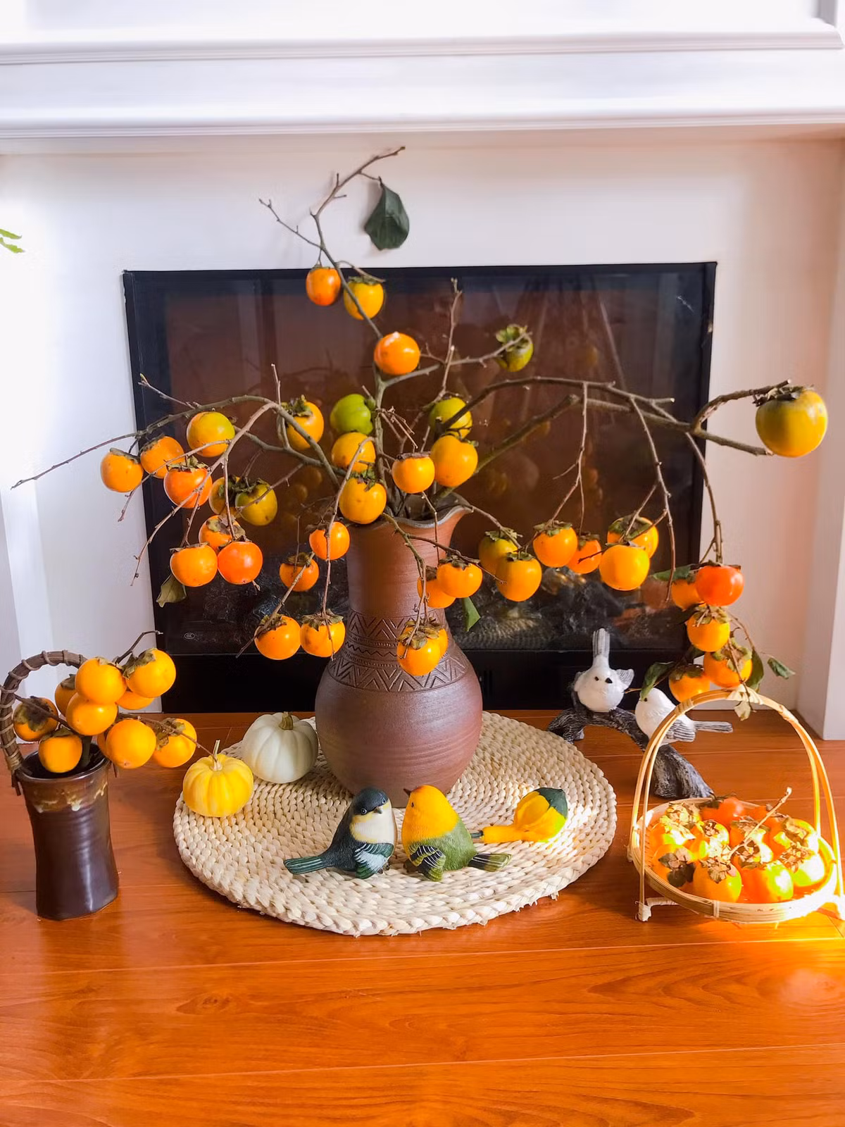 Chị Thúy còn không quên đặt trước người bán mùa sau nếu có cành hồng cắm bình sẽ phải để phần cho chị.