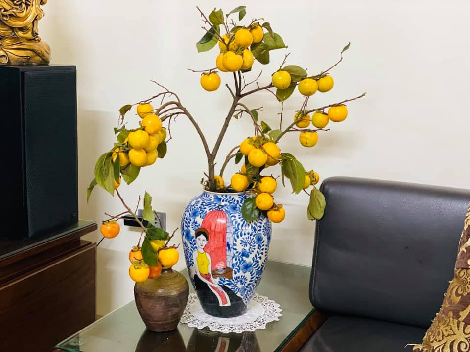 Chị Lan Anh kể, trong nhà có sẵn hồng da tre rất ngon, nhưng bé Su không ăn, đi học về cứ chờ bình hồng của mẹ, nắn từng quả để xem chín chưa, chờ đợi từng ngày để hái ăn. Một cảm giác cực kỳ thú vị mà không phải lúc nào bon trẻ cũng có được.