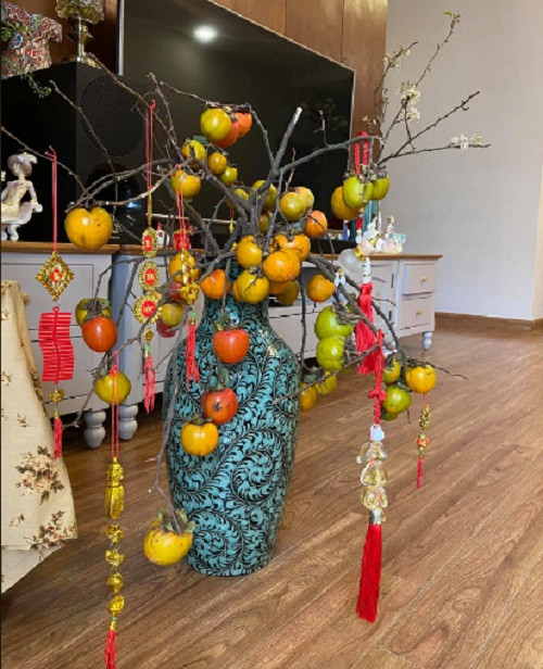 Chị Bích Thảo chia sẻ: "Hồng khó cắt hơn táo mèo, những cây hồng mà cắt được chủ yếu là từ những vùng sâu, có dự án trồng nhưng sau họ bỏ để tự dân chăm sóc. Bởi thế, cành hồng không có nhiều".