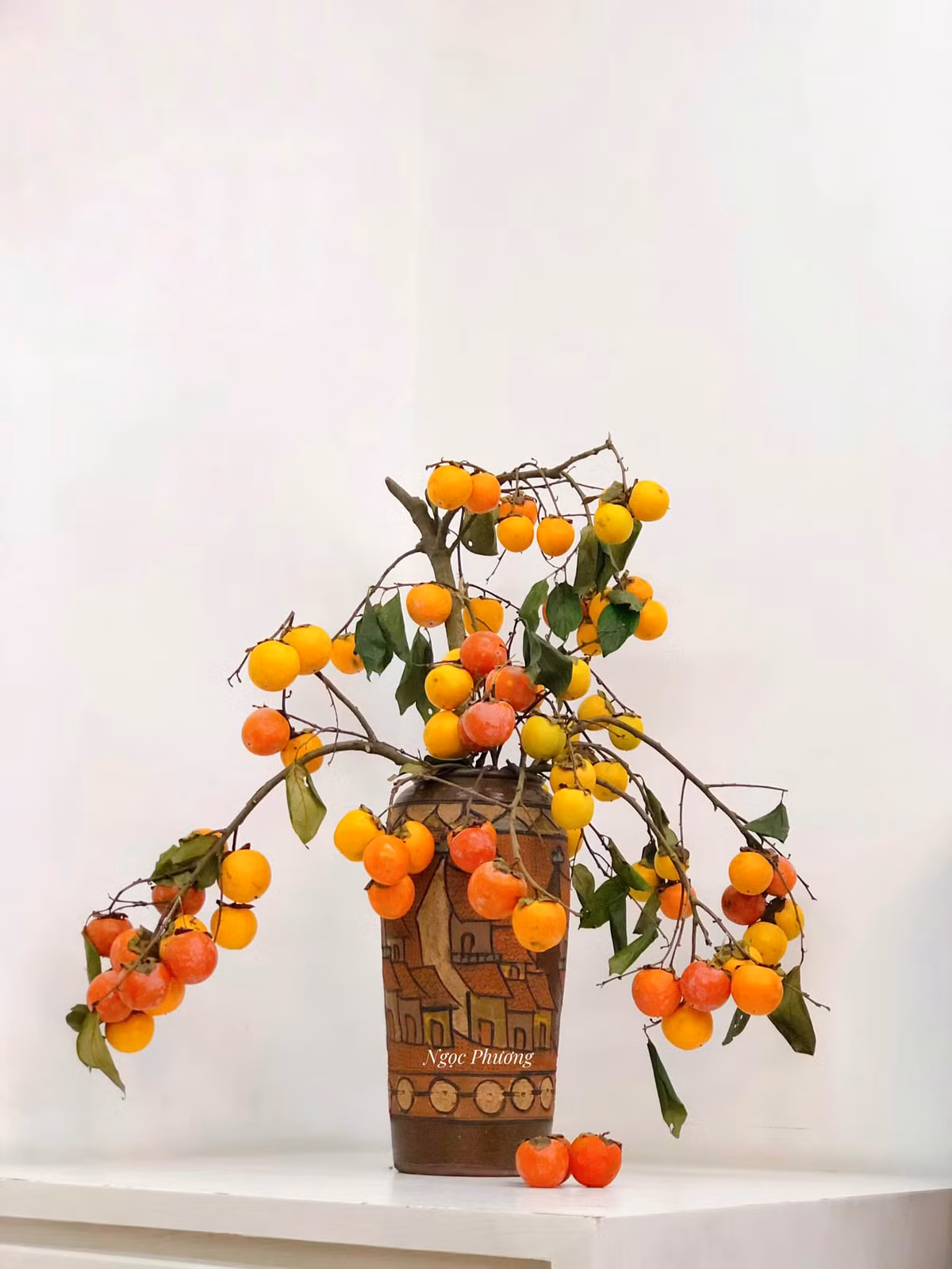 Khách muốn cắm cành hồng thường phải đặt trước cả tuần mới có hàng. Mỗi lần hàng về, chị Thảo thường không đủ để cho khách.