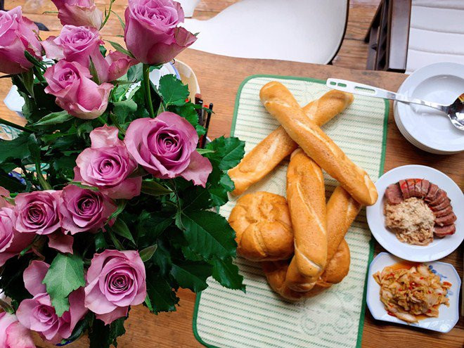 Trước đó, trong những lần đi nghỉ dưỡng cùng gia đình, đại gia Đức An vẫn thường xuyên tự tay chuẩn bị bữa ăn đầy đủ cho vợ con như bánh mì nướng, nem chua, nem chạo, kim chi...