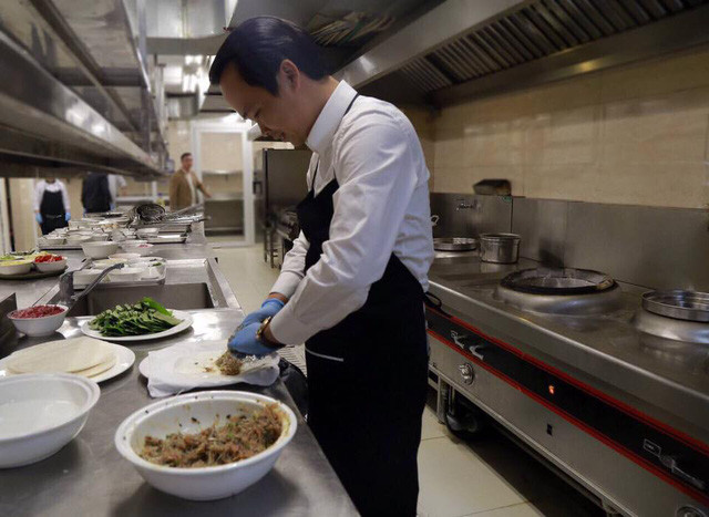 Hẳn nhiều người vẫn còn nhớ, nhân dịp mùng 8/3/2017, khi ấy dù là người giàu nhất trên sàn chứng khoán Việt nhưng tỷ phú Trịnh Văn Quyết vẫn xắn tay áo vào bếp nấu ăn cho cán bộ nữ của tập đoàn FLC.