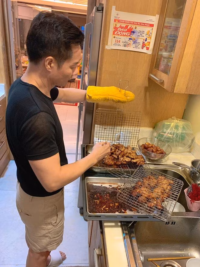 Đại gia Đức An trồ tài làm thịt nướng khéo như nhà hàng.