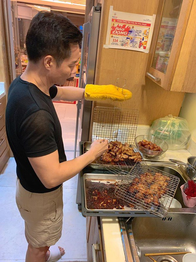 Đại gia Đức An trồ tài làm thịt nướng khéo như nhà hàng.