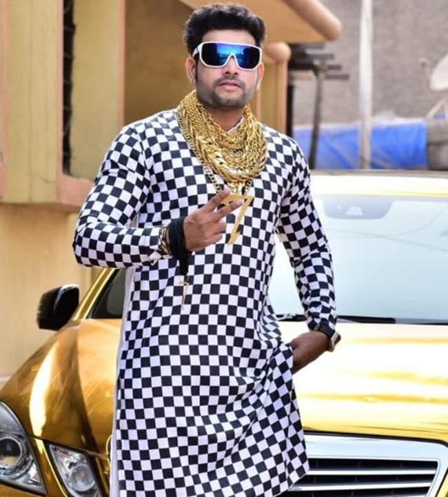 Ngoài ra, Sanjay Gujjar còn là một diễn viên, người mẫu.