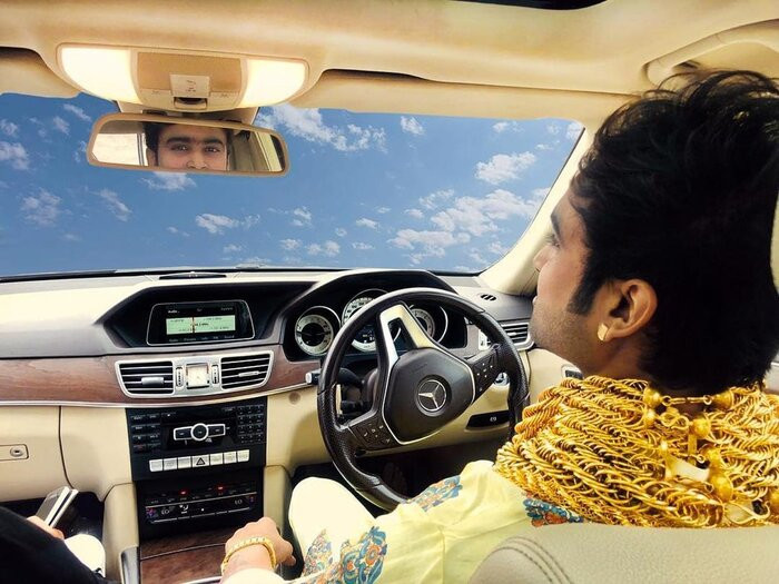 Trong số những chiếc ô tô màu vàng mà 2 anh chàng sở hữu, có một chiếc Jaguar XF, trị giá khoảng 1,54 tỷ đồng.