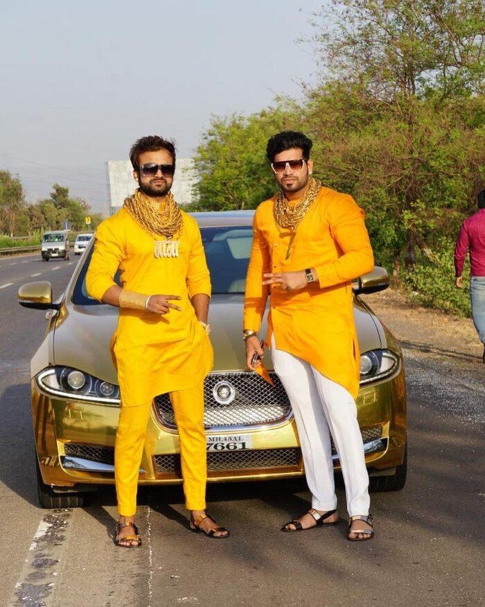 Bên cạnh những bộ trang sức nặng cả kg, Sunny và Sanjay còn thường xuyên xuất hiện bên siêu xe mạ vàng. 