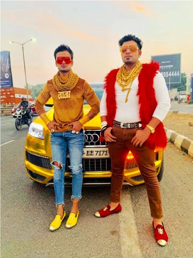 Số vàng Sunny và Sanjay mang trên người gồm chuỗi vòng đeo kín cổ, nhẫn cỡ lớn, vòng tay và một số thứ khác.