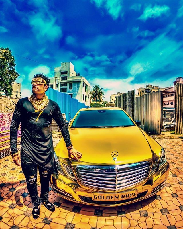 Sanjay và chiếc E-class vàng kim sang trọng.