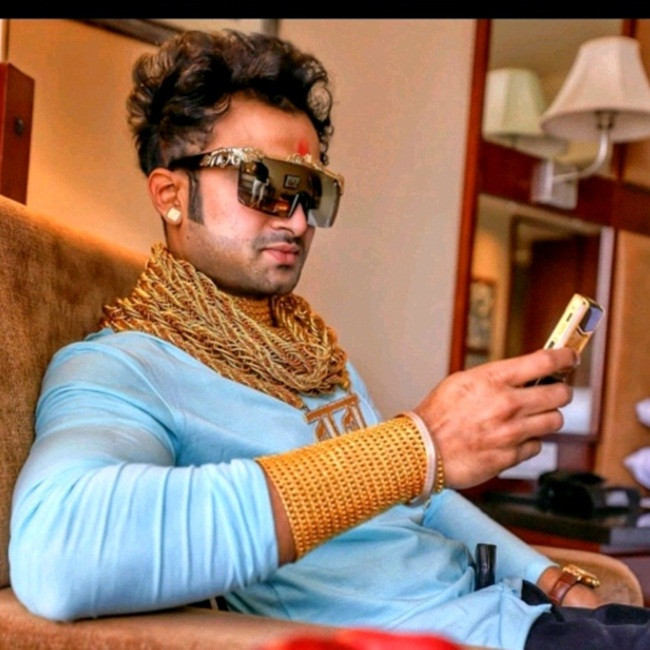 Còn Sunny Waghchaure là một doanh nhân, cùng sở hữu công ty xây dựng Karrm infrastructure với một nam diễn viên Ấn Độ.