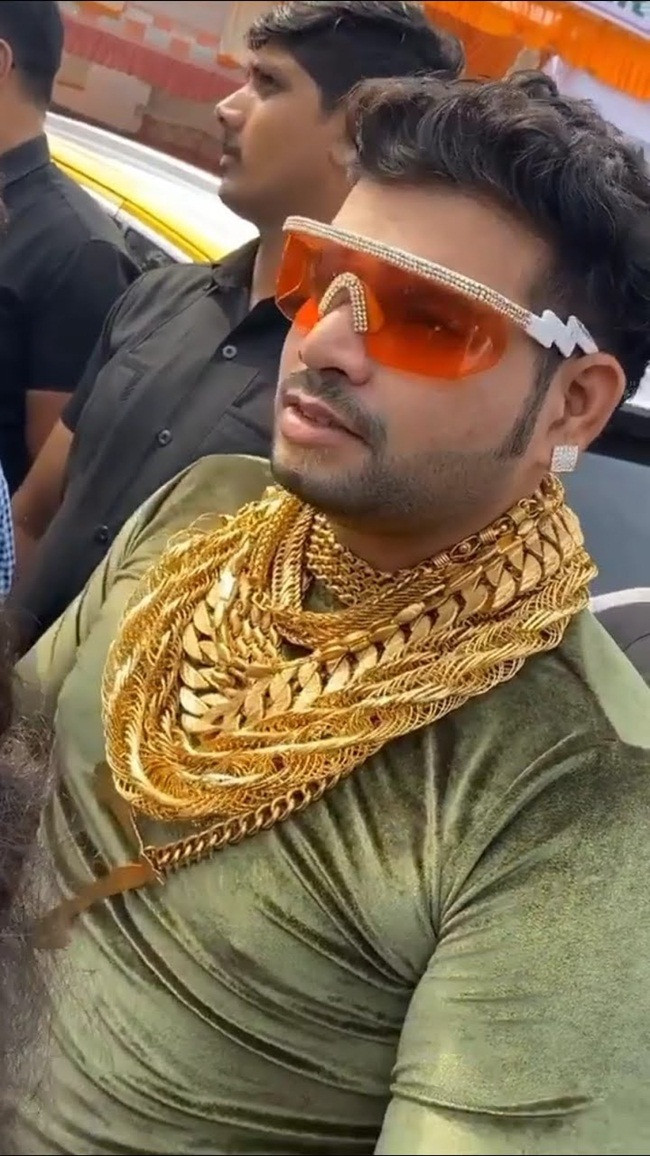 Sanjay không chỉ thích đeo vàng cho đẹp hay khoe nhiều tiền mà anh luôn sẵn sàng làm từ thiện.