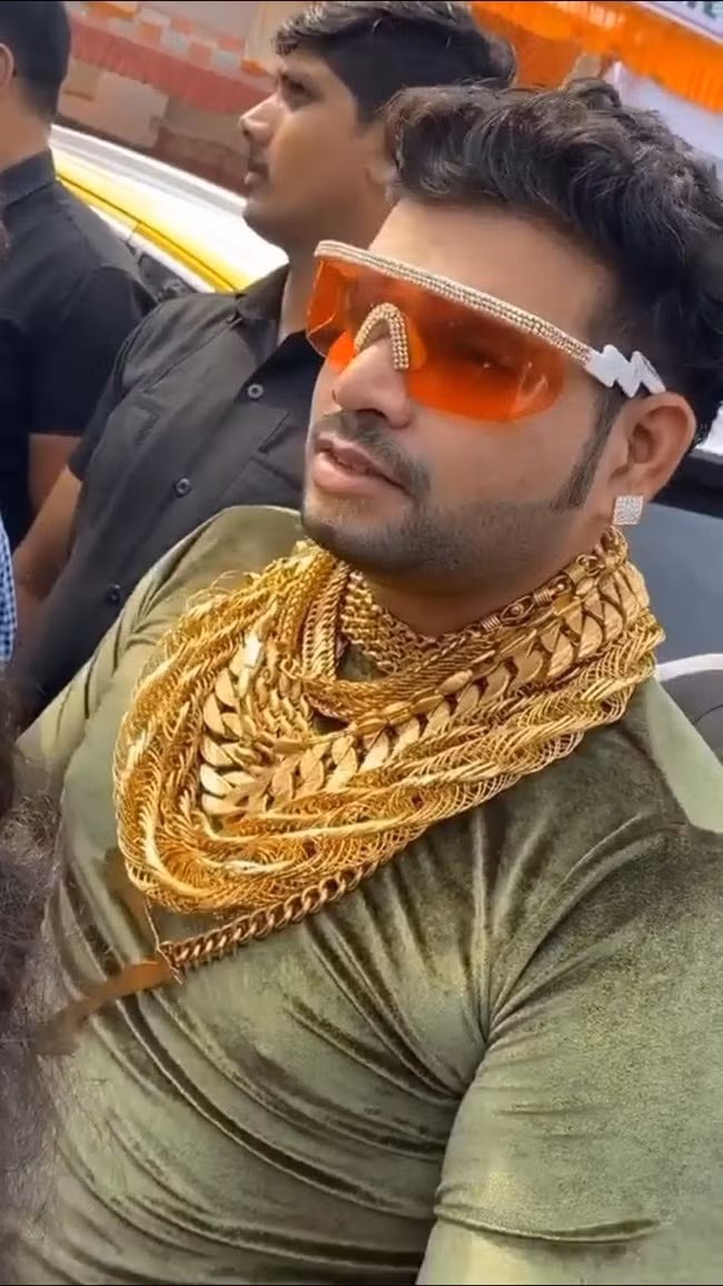 Sanjay không chỉ thích đeo vàng cho đẹp hay khoe nhiều tiền mà anh luôn sẵn sàng làm từ thiện.