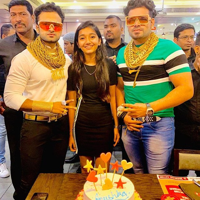 Sanjay Gujjar còn được biết đến với cái tên là Bunty Gujar. Hiện, anh là một doanh nhân nổi tiếng ở Ấn Độ.