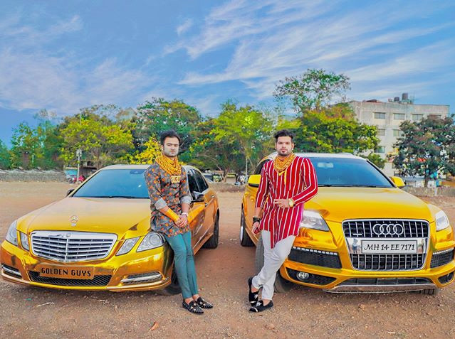 Sanjay Gujjar và Sunny Waghchaure (Ấn Độ) là hai doanh nhân trẻ có chung niềm đam mê vàng. Mỗi ngày, cả Sunny và Sanjay đều mang trên người 2,5-3 kg vàng.