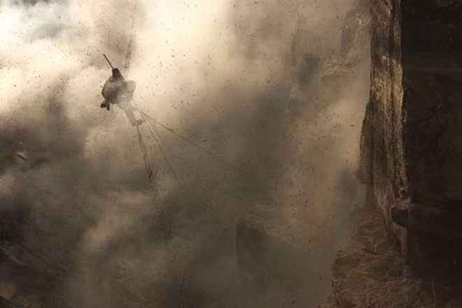 Rủi ro lớn nhất mà những người thợ này gặp phải là có thể rơi khỏi thang dây xuống vực sâu bất cứ lúc nào, hoặc bị hàng nghìn con ong vỡ tổ lao vào tấn công.