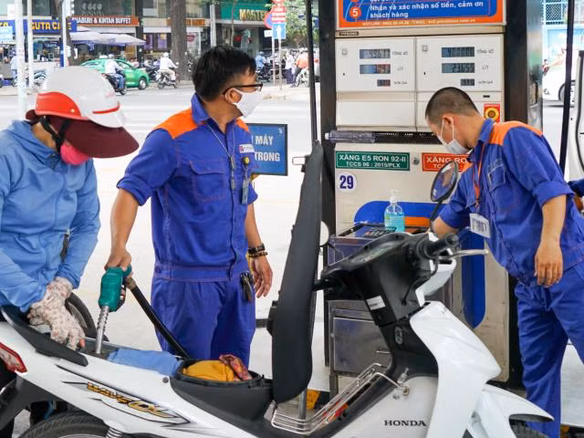Gia xang E5RON92 on dinh, RON95 tang 192 dong/lit tu 15h ngay 27/08