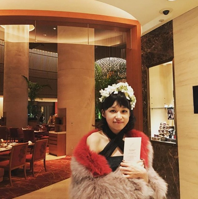 Bên ngoài trông giống một tòa lâu đài và nội thất bên trong được thiết kế theo phong cách châu Âu. cuối tuần, Julia thường tổ chức tiệc trong sân nhà.