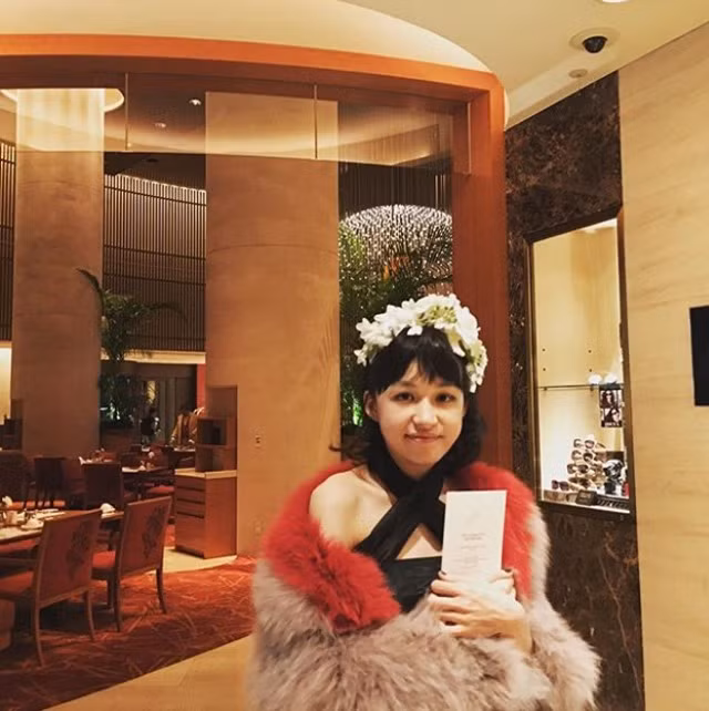 Bên ngoài trông giống một tòa lâu đài và nội thất bên trong được thiết kế theo phong cách châu Âu. cuối tuần, Julia thường tổ chức tiệc trong sân nhà.